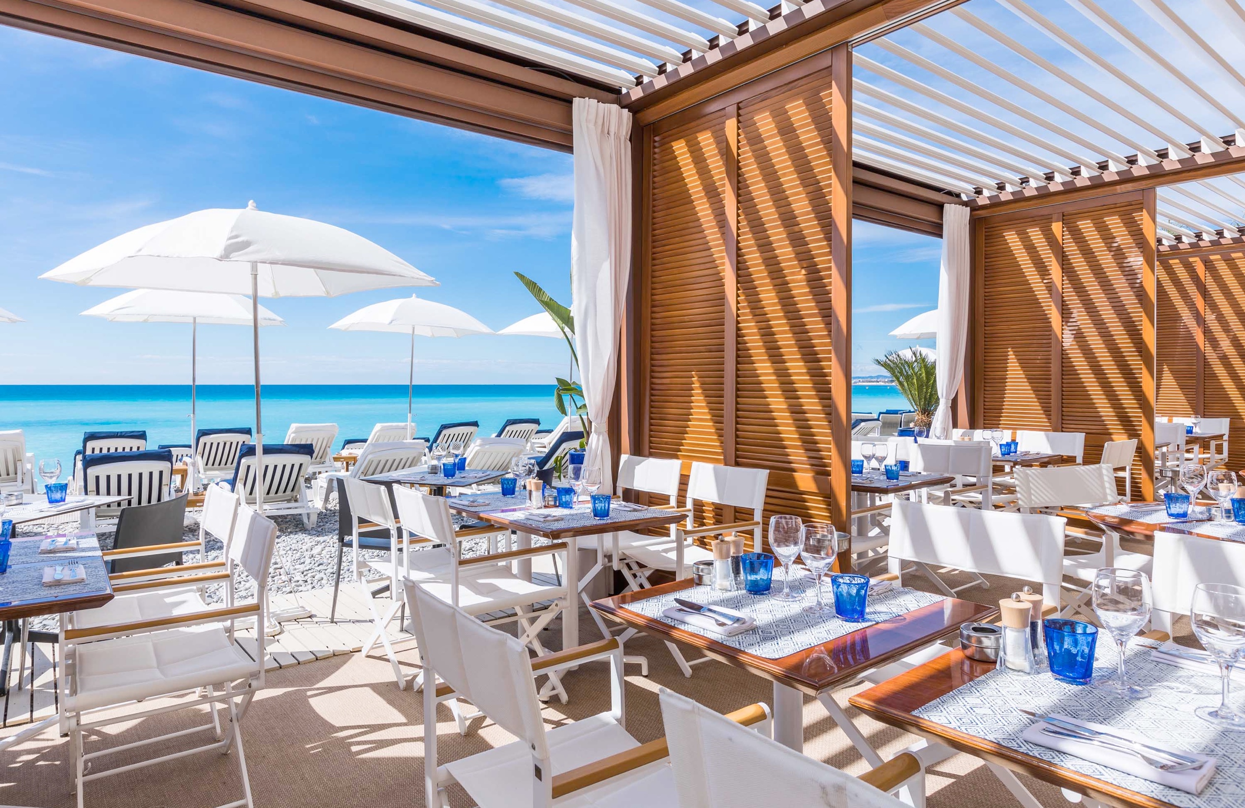 Discover the beach restaurant le galet in Nice.
