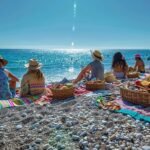 Comment organiser un pique-nique sur une plage de galets : astuces