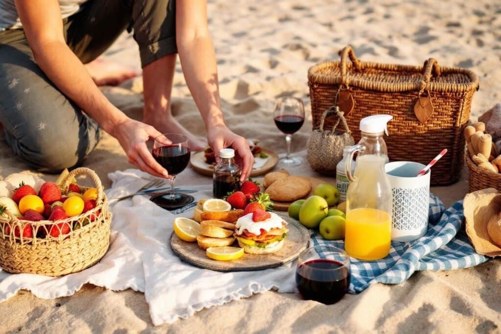 Comment organiser un pique-nique sur une plage de galets : guide