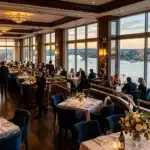 Restaurant raffiné surplombant port et bateaux voiliers