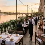 Restaurant terrasse avec vue sur le fleuve au coucher du soleil