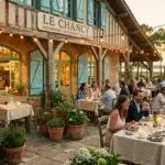Restaurant Le Chancay avec terrasse au coucher de soleil, clients dînant.