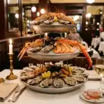 Fruits de mer luxueux présentés sur tiered plateau en restaurant.
