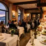Chef préparant des plats dans restaurant élégant vue mer