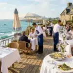 Terrasse de restaurant avec vue panoramique sur la mer et les voiliers