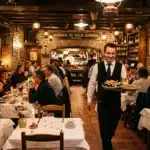 Serveur apportant un plat dans un restaurant rustique français animé