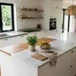 Cuisine contemporaine blanche avec îlot central et vue jardin