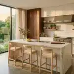 Cuisine contemporaine avec îlot central, baies vitrées et mobilier bois