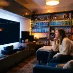 Femme regardant la télévision dans un salon cosy